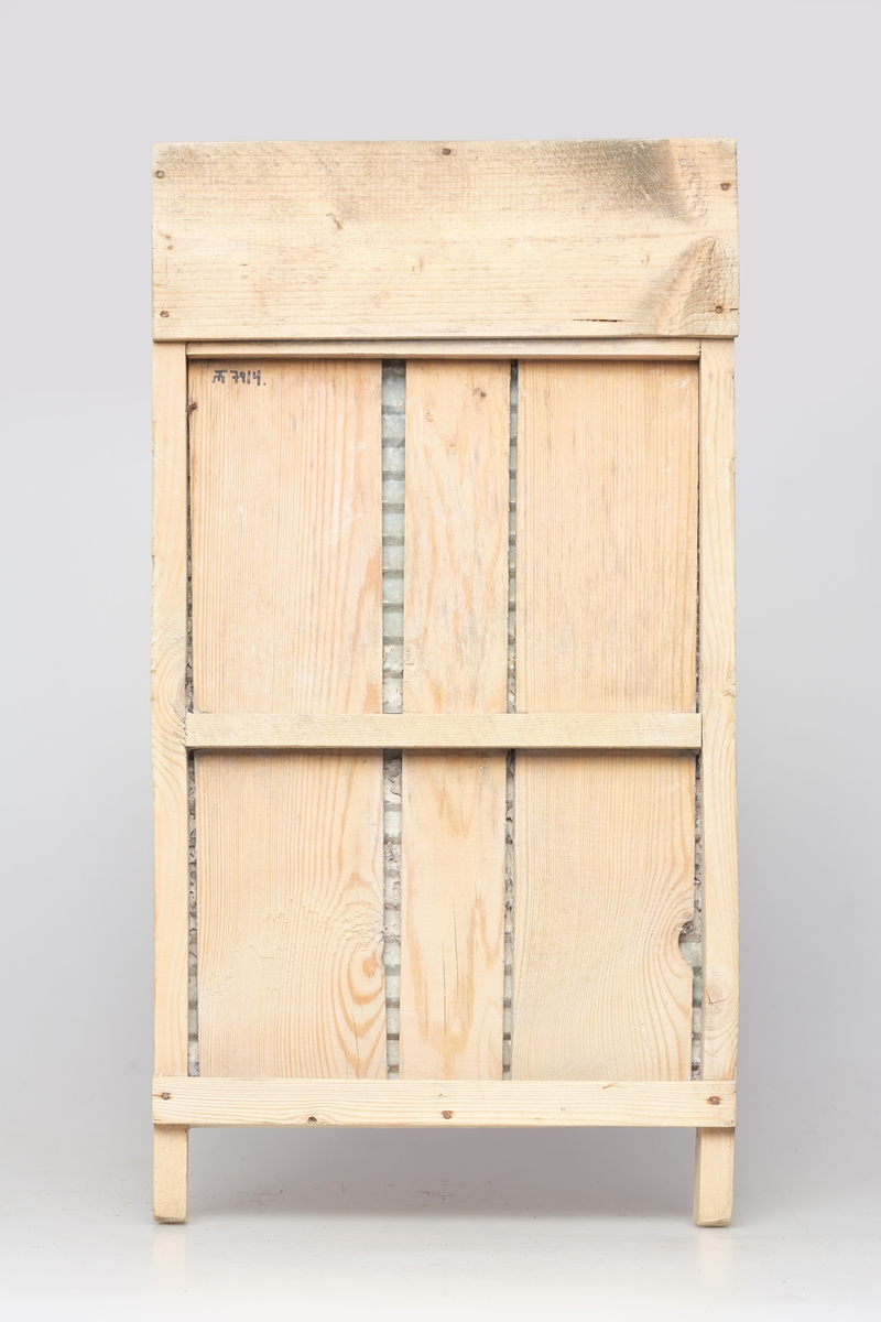 Merke: Solid nr 3, Kongsberg Jubileumsutstilling 1924, selve brettet er ruglete og har to bein, i det øvre rommet ble såpa lagt