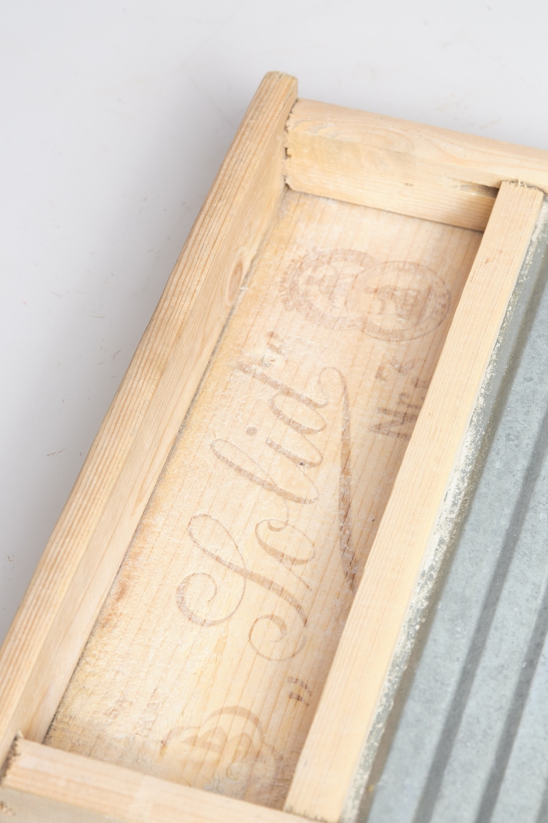 Merke: Solid nr 3, Kongsberg Jubileumsutstilling 1924, selve brettet er ruglete og har to bein, i det øvre rommet ble såpa lagt