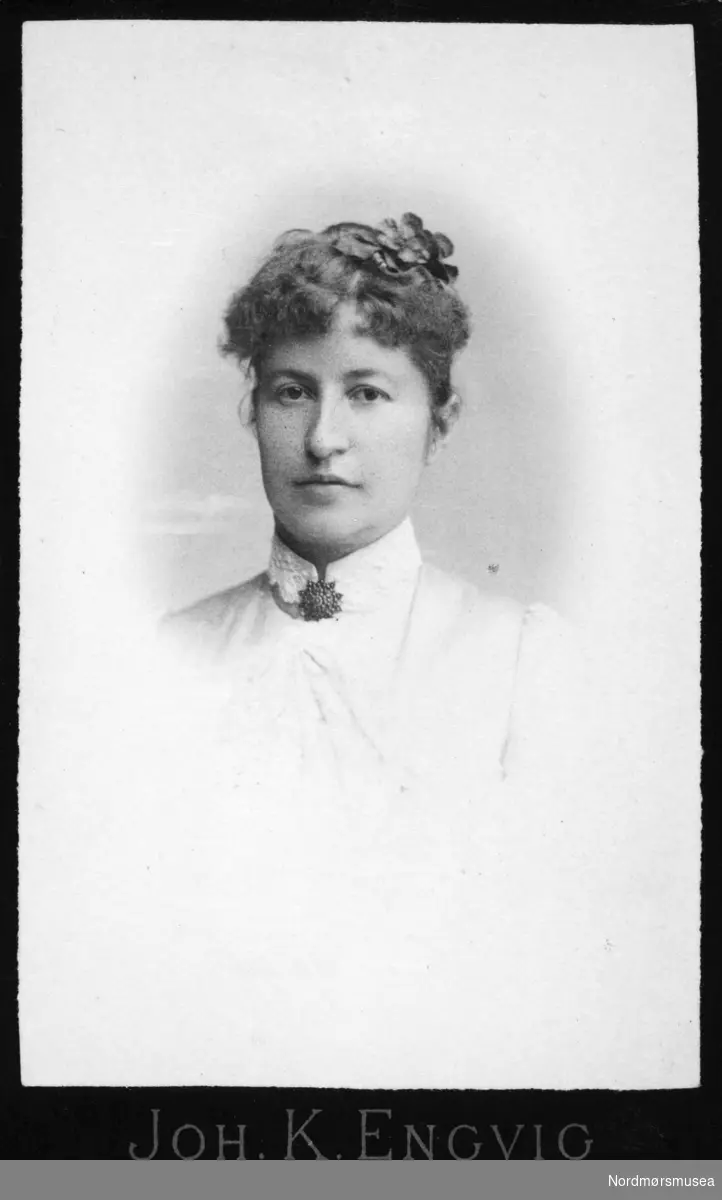 Olga Marie Aas f. 1854, datter av Lauritz Aas og Susanne Mathilde Suhm Knoff. Fotosamling etter Waldemar Werring (1905-1981), nevø av N.H. Knudtzon III, gitt til Nordmøre museum av dattersønnen Tom Paiva 2022.