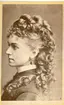 Kabinettsfotografi av en kvinna med lockigt hår, i profil.