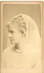 Kabinettsfotografi av en ung kvinna i profil med spets över huvudet.