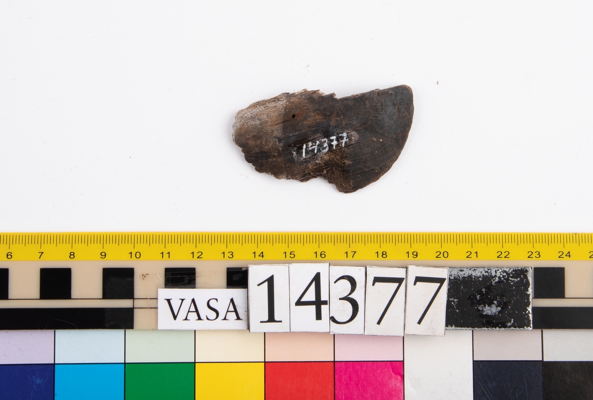 Del av skedbladet till en träsked. Skedbladet har troligtvis varit äggformat.

Skedbladet är mycket slitet, med en större spricka. Större delen av bladets ytterkanter saknas.

För mer information se Dokumentationsblankett under Referenser – Länkade filer.