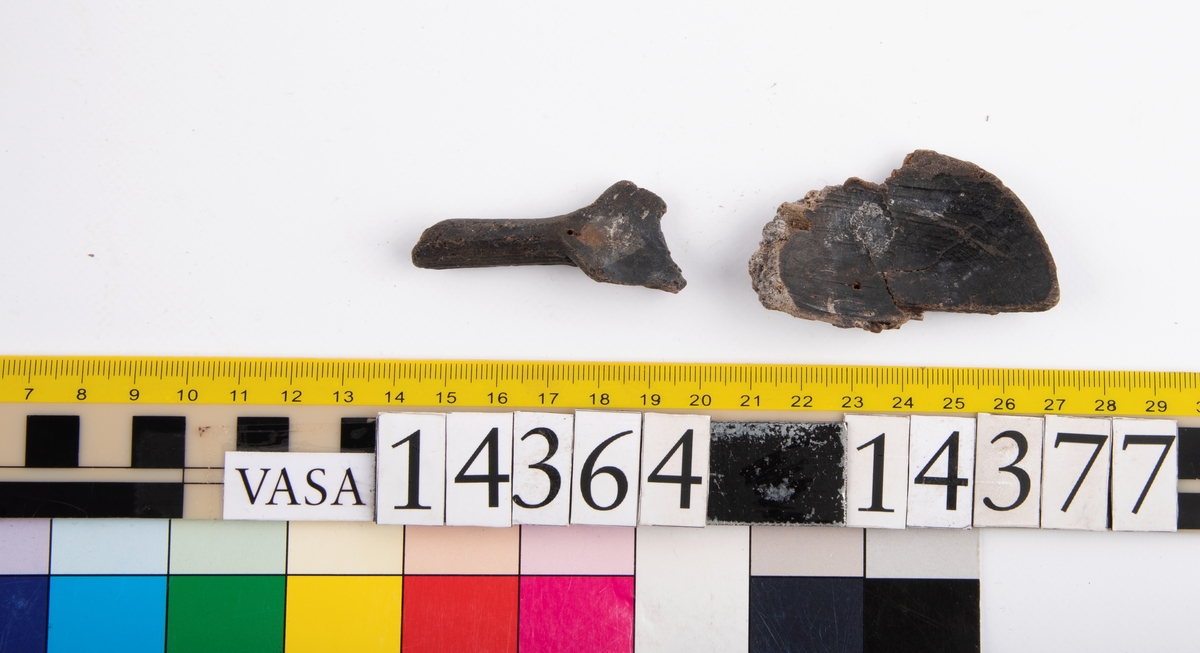 Del av skedbladet till en träsked. Skedbladet har troligtvis varit äggformat.

Skedbladet är mycket slitet, med en större spricka. Större delen av bladets ytterkanter saknas.

För mer information se Dokumentationsblankett under Referenser – Länkade filer.