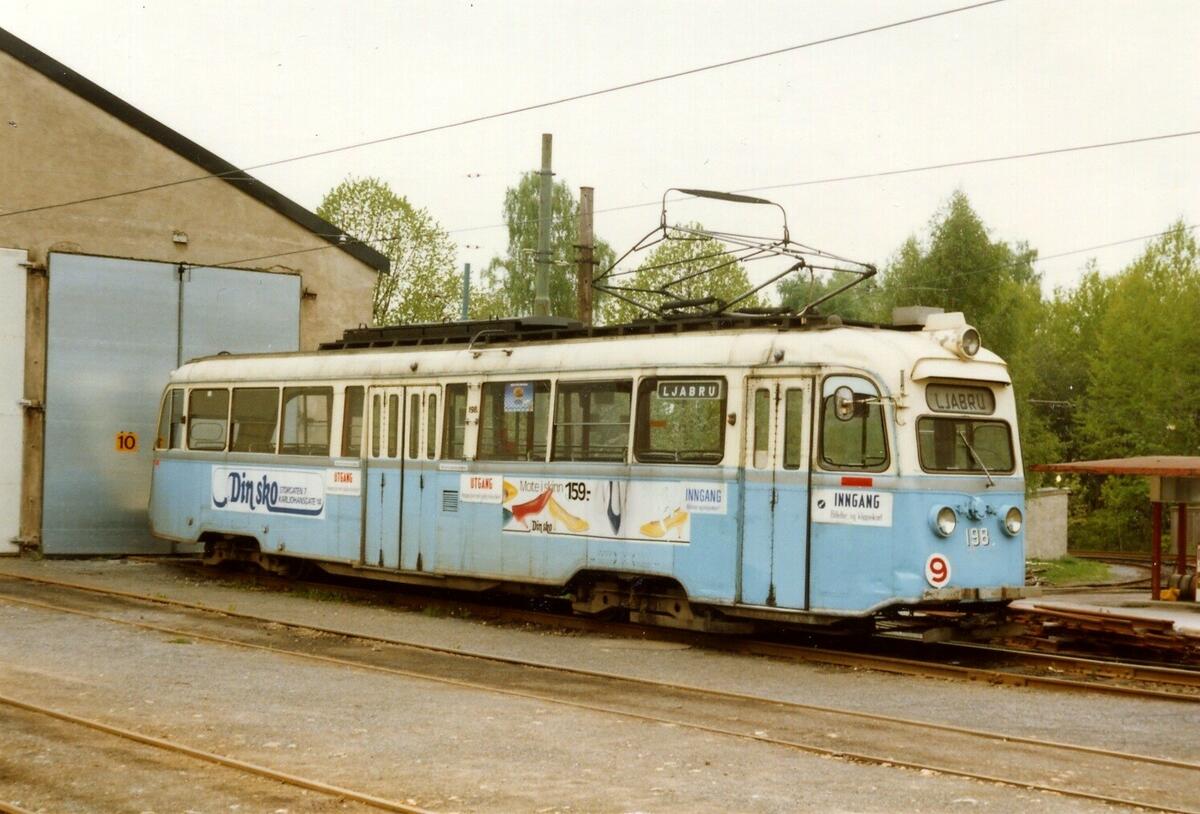 Oslo Sporveier, B1 198 linje 9, Holtet. Font og skiltkasse Per Lyng 1984.