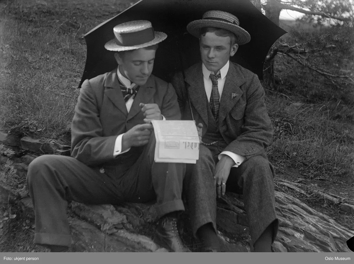 menn, stråhatter, avislesning, paraply