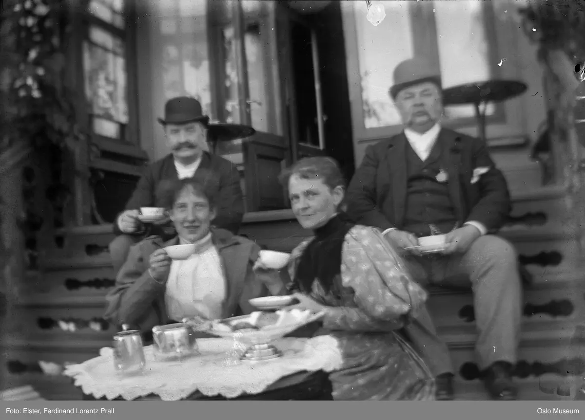 verandatrapp, menn, kvinner, bord, tedrikking