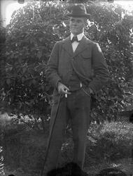 Ferdiand Elster i hagen.