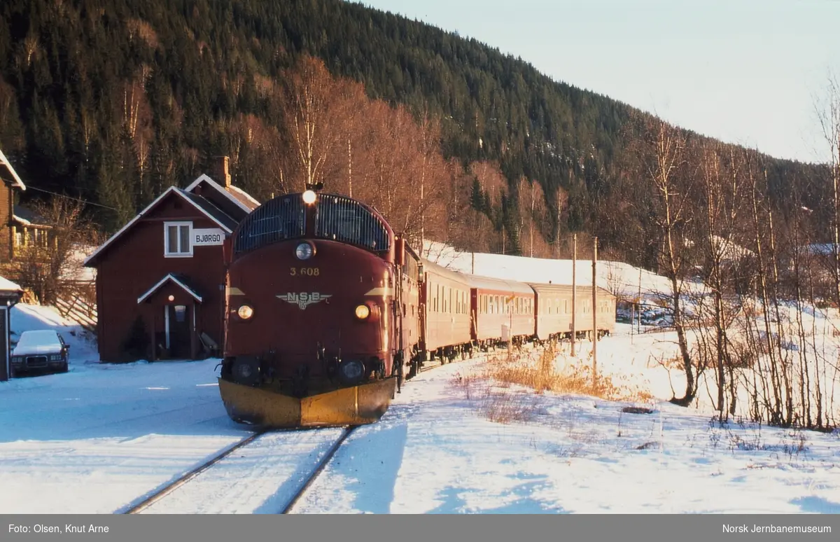 Diesellokomotiv Di 3 608 med persontog til Fagernes, tog 281, på Bjørgo stasjon