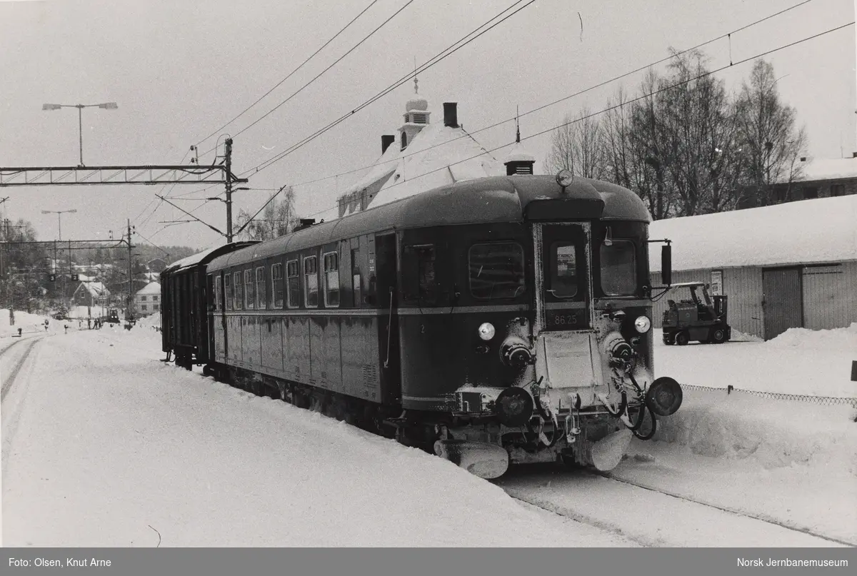 Dieselmotorvogn BM 86 25 med persontog til Rødberg på Kongsberg stasjon