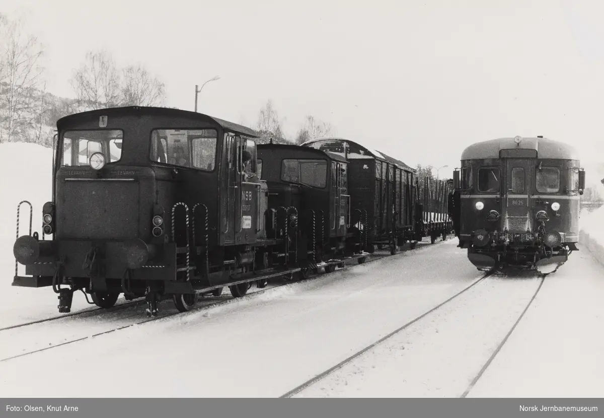 Kryssing på Flesberg stasjon. Til venstre to skiftetraktorer type Skd 220c, til høyre dieselmotorvogn BM 86 25 med persontog til Rødberg