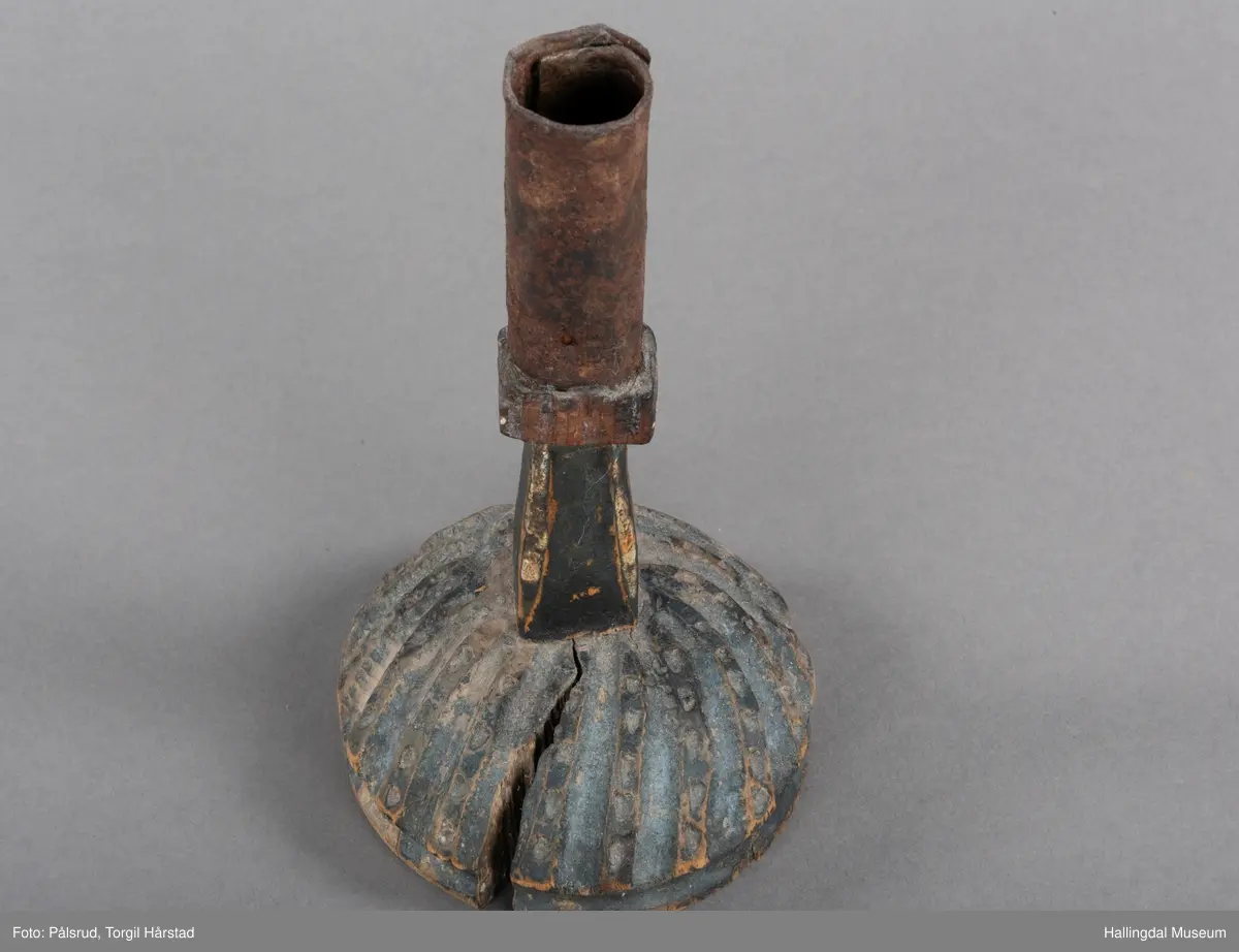 Blå, rund. Hvelvet forplate med skrå rifler, firkantet skaft, sylindrisk lyspipe av jern.
R.B.S.