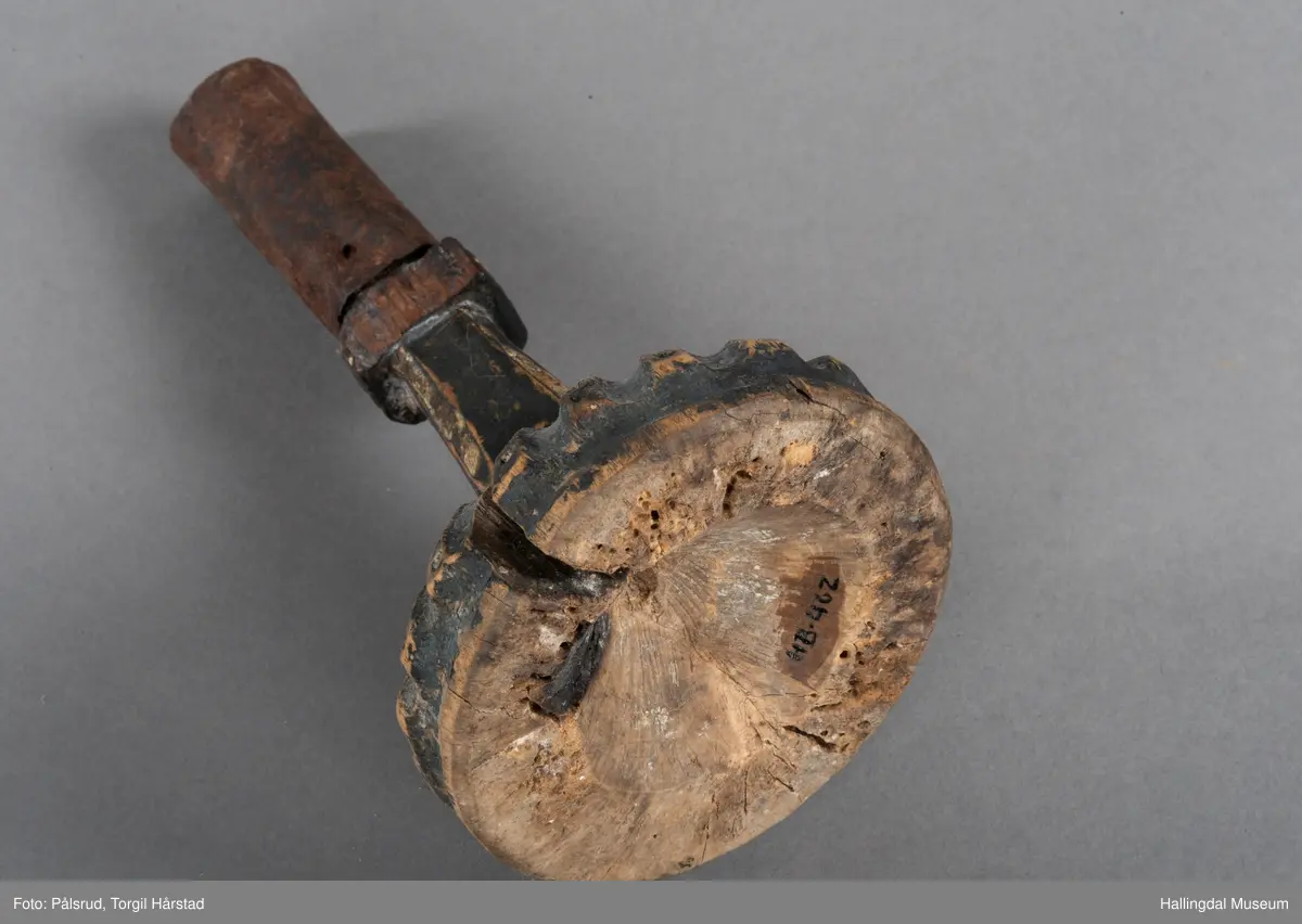 Blå, rund. Hvelvet forplate med skrå rifler, firkantet skaft, sylindrisk lyspipe av jern.
R.B.S.