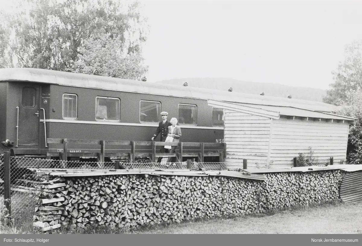 Elektrisk motorvognsett type 68B med tog til Kongsberg, tog 525, på Kapermoen holdeplass