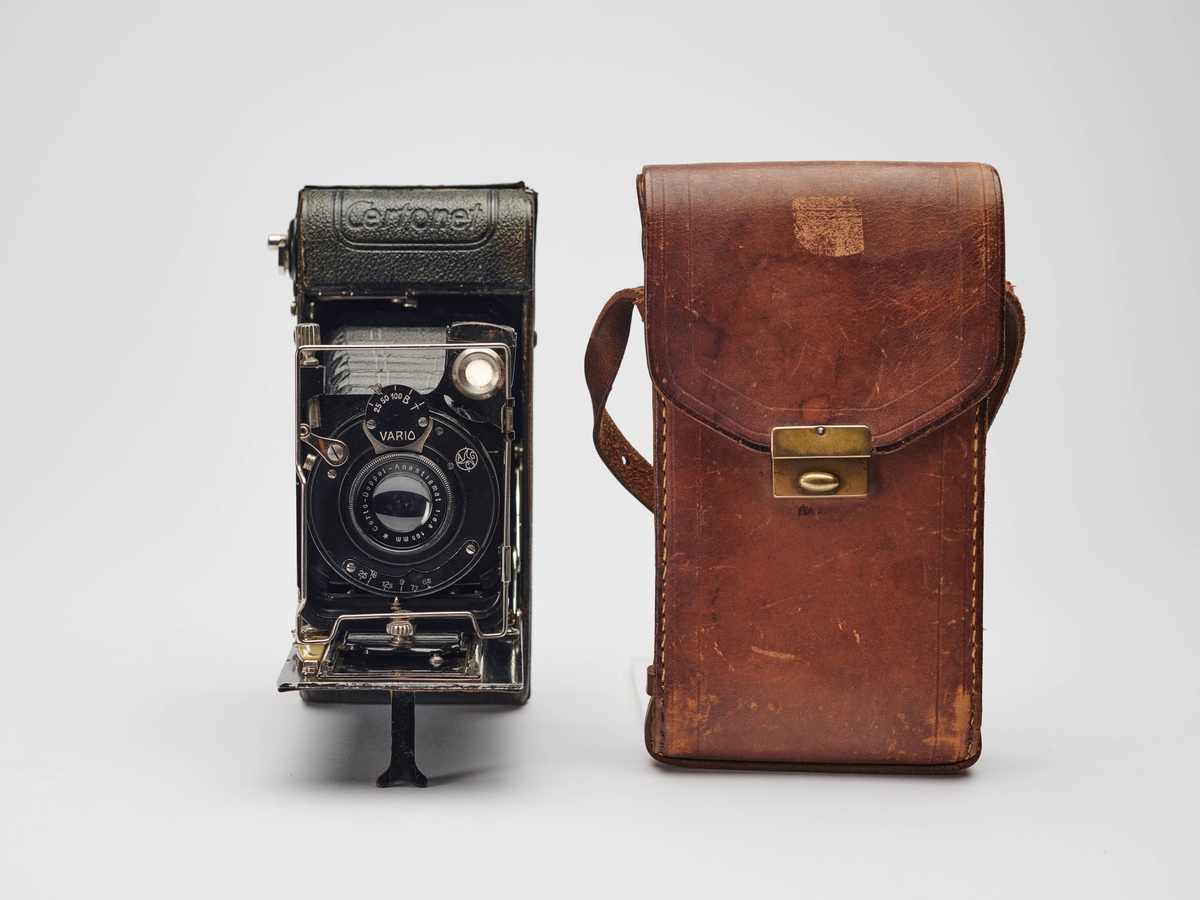 Certonet er et foldekamera for rullfilm, produsert av Certo Camera Werk på 1920-tallet. Dette kameraet har vært eid av arkitekt Kirsten Sinding-Larsen. Kamerveske med hennes navn medfølger, samt hennes visittkort med informasjon om kameraet.