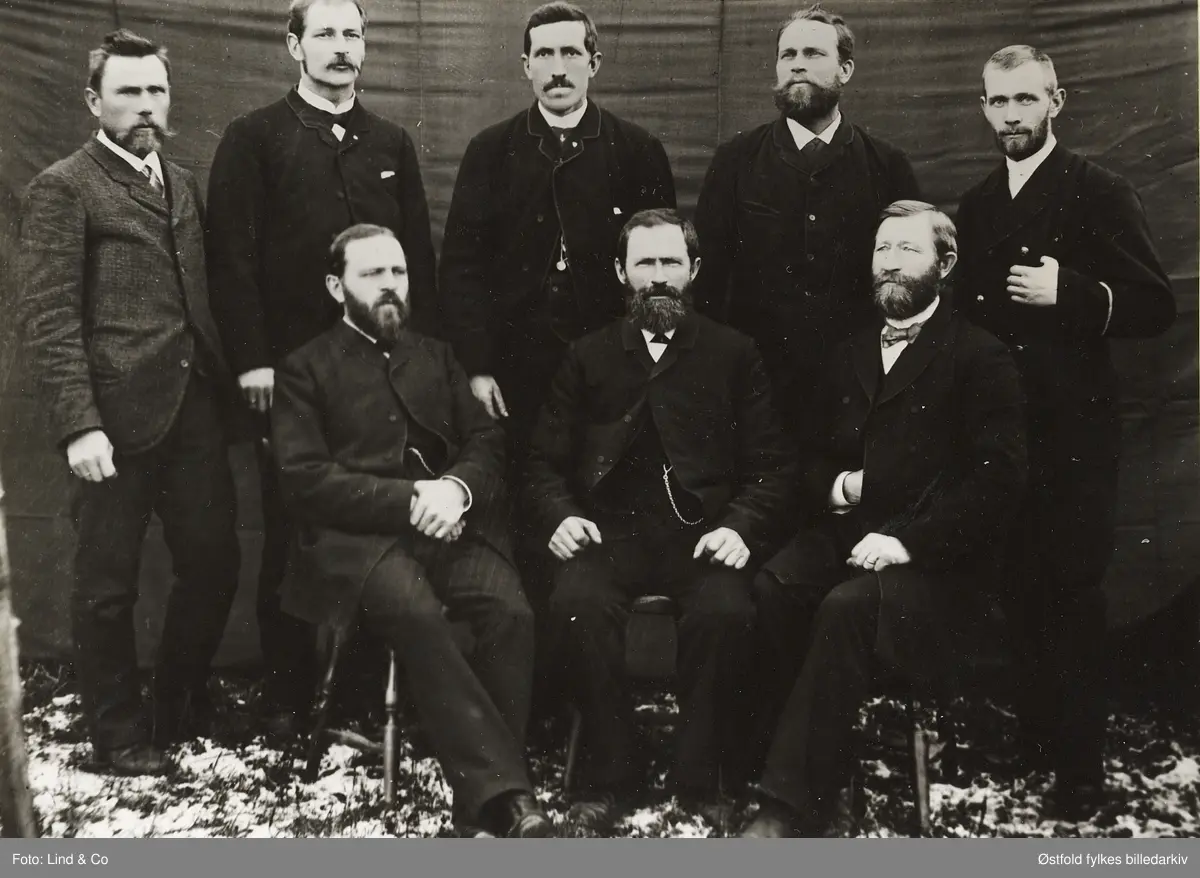 Moss Frikirke. Menighetens eldsteråd og diakoner 1902. 
Første rekke fra venstre: 
Eldste August Thoring (fabrikkeier) f. 1848
Eldste Anton Magnussen
Eldste Halvdan Lunde (fotograf og eddikfabrikant) f. 1834

Andre rekke fra venstre: 
Diakon Anthon Gundersen
Diakon C. F Lund
Diakon Olaf S. Olsen
Gustav Modin (gartner) f. 1858
Karl Brynildsen