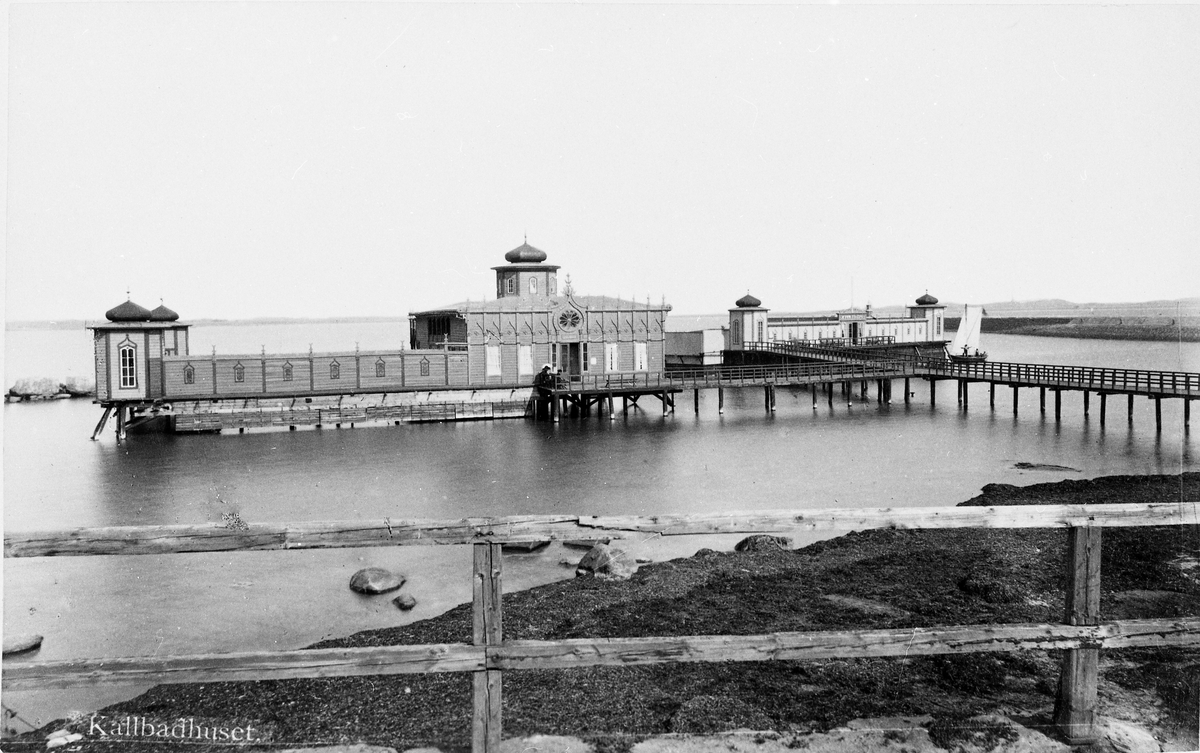 Kallbadhusen vid Barnens badstrand i Varberg, troligen fotograferade hösten 1885. Det vänstra badhuset uppfördes 1866 men skadades svårt i höststormen 1884. Det nya till höger stod klart 1886 och då revs det gamla. Vid julstormen 1902 förstördes kallbadhuset åter, men var återuppfört redan året därpå.