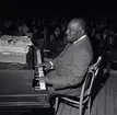 Count Basie spelar piano inför publik.