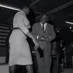 Count Basie och en kvinna i samband med ett uppträdande.
