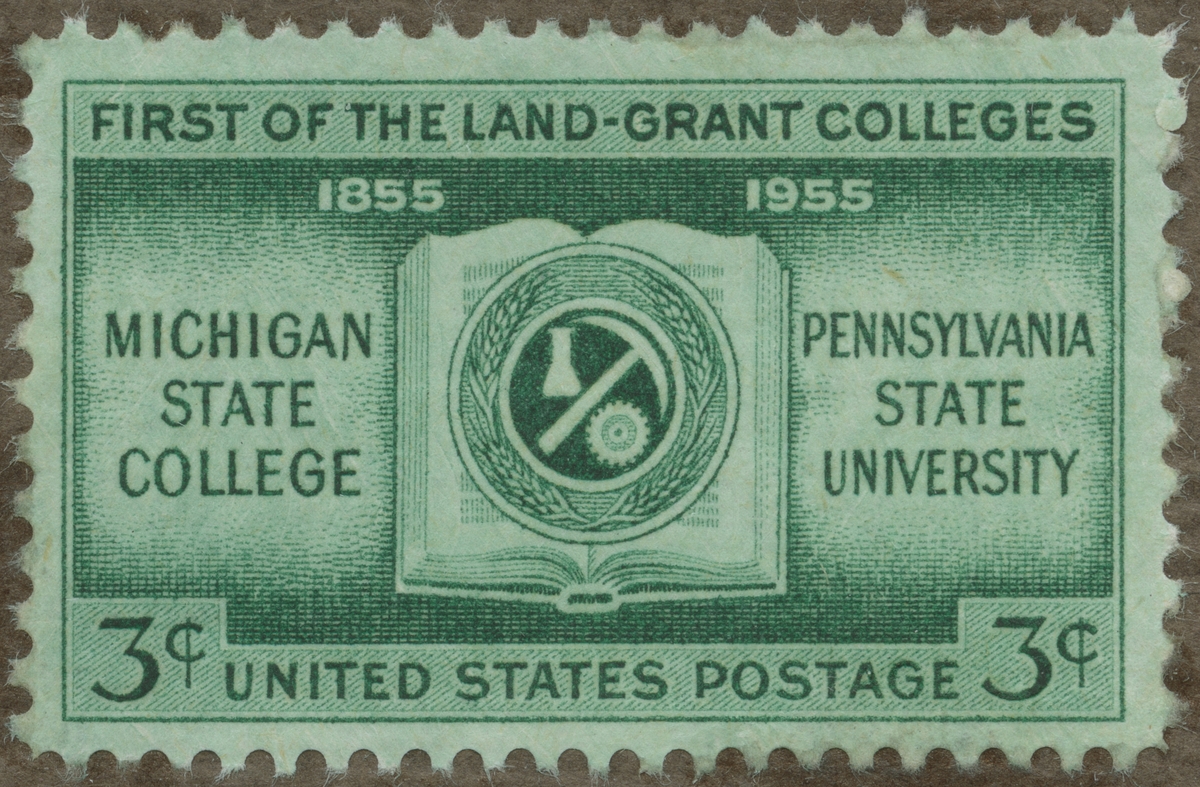 Frimärke ur Gösta Bodmans filatelistiska motivsamling, påbörjad 1950. Frimärke från U.S.A, 1955. Motiv av "Symboler för: Lantbruk, Kemi, Bergs- och Väg-bruk, Mekanik -- Minne om de s.k. första 'land-grant colleges' i USA: Michigan State College och Pennsylvania State University 100-år 1855-1955."