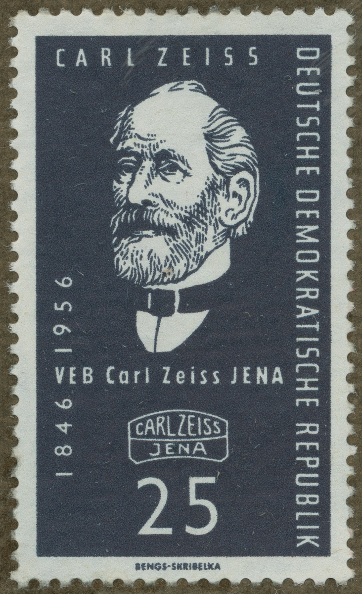 Frimärke ur Gösta Bodmans filatelistiska motivsamling, påbörjad 1950. Frimärke från Öst Tyskland, 1956. Motiv av Carl Zeiss "1816 -1888 Universitetsmekaniker i Jena Specialitet: Mikroskop -Firma Carl Zeiss anläggningar i Jena -100-år: 1846-1956-"