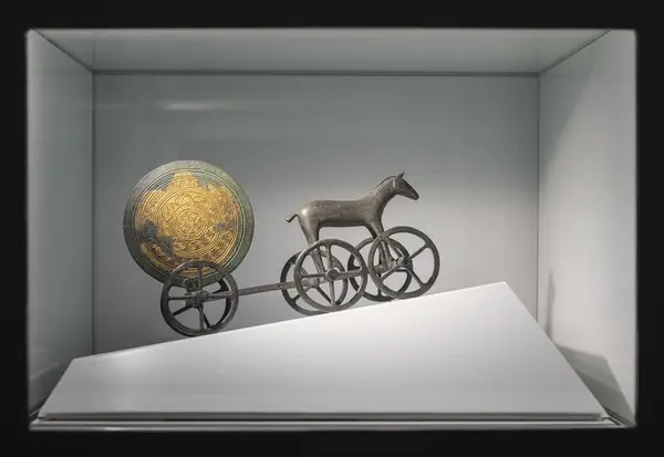 Kopi av "Solvognen" fra Trundholm i Danmark stilt ut i et monter.