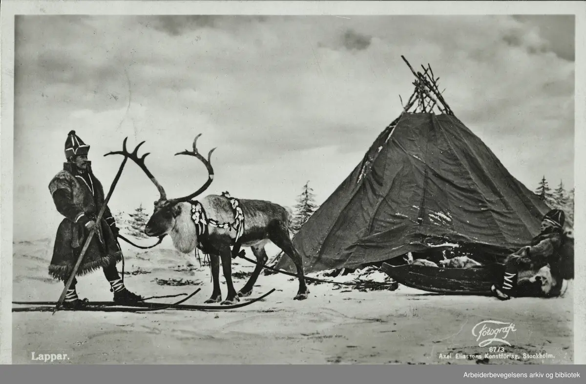 Postkort fra forfatteren Livja Flood (Liv Ingebjørg Olsen) til Arbeidermagasinet 9. August 1933. Svensk Lappland. Original tekst på postkortet: "Lappar. Fotogrfi 67/3 Axel Eliassons Konstförlag, Stockholm"