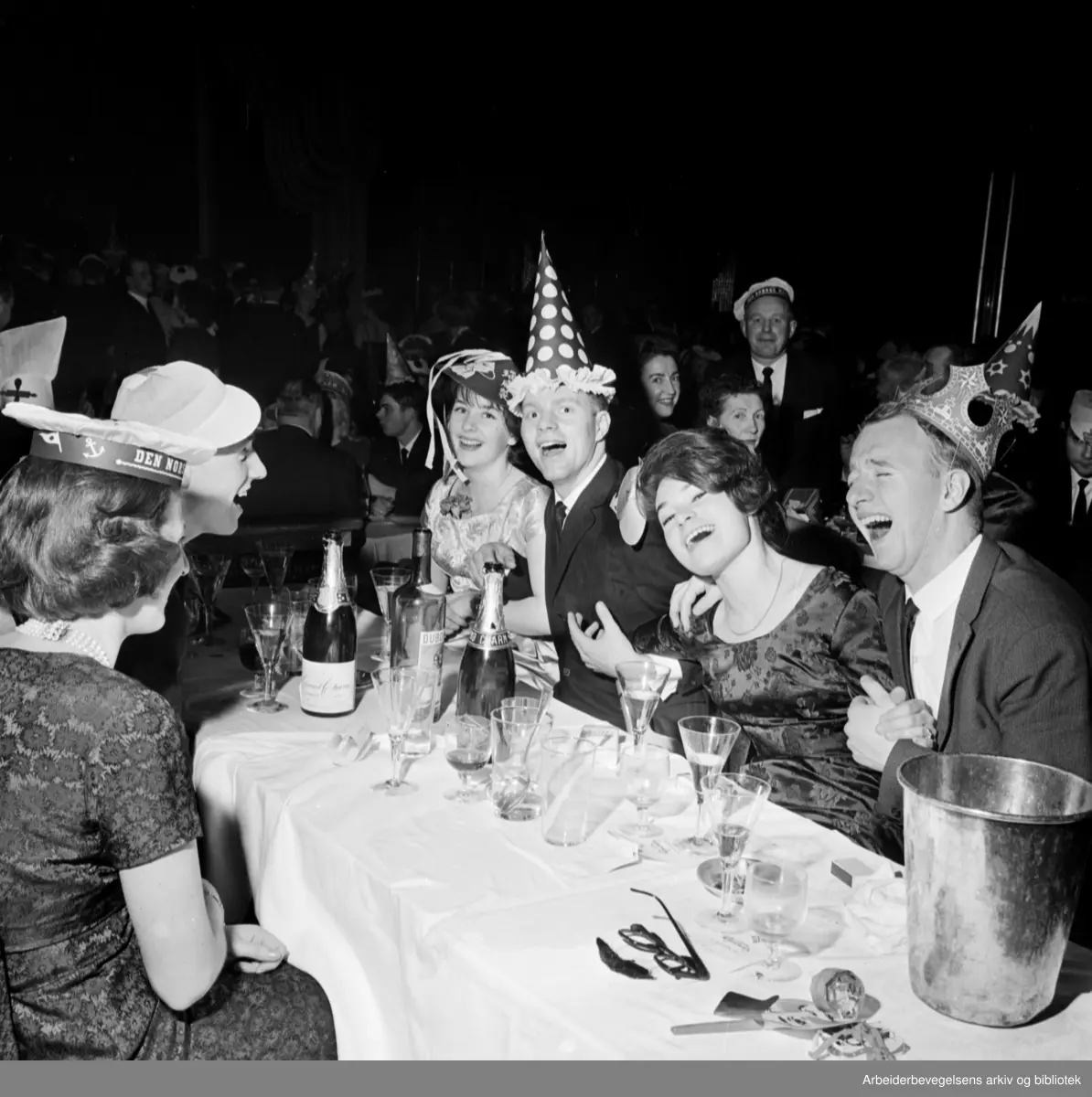 Nyttårsfest på restaurant Regnbuen 1962. Øverst fra venstre Grethe Juvberg, Leif Magnussen, Wenche Mellegaard og Sven-Erik Svendsen.