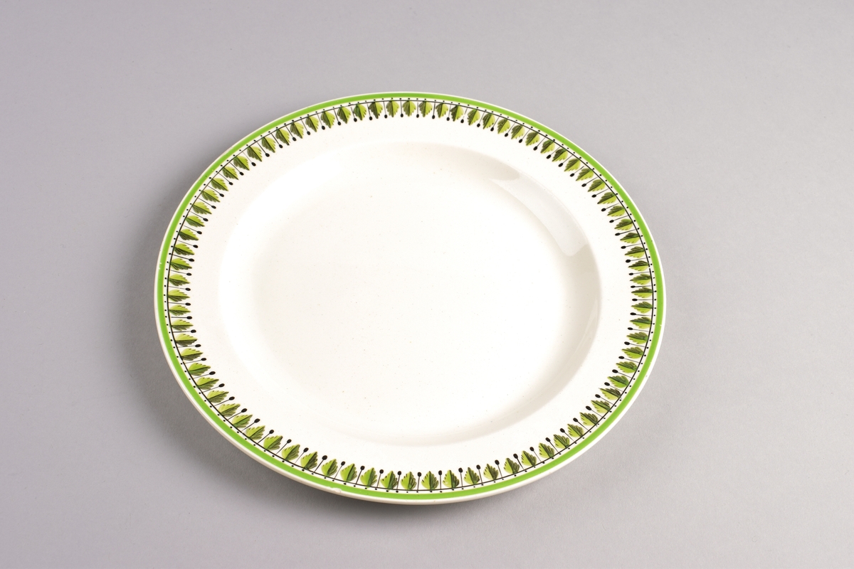 Stilisert borddekor i to grønnfarger langs kanten.