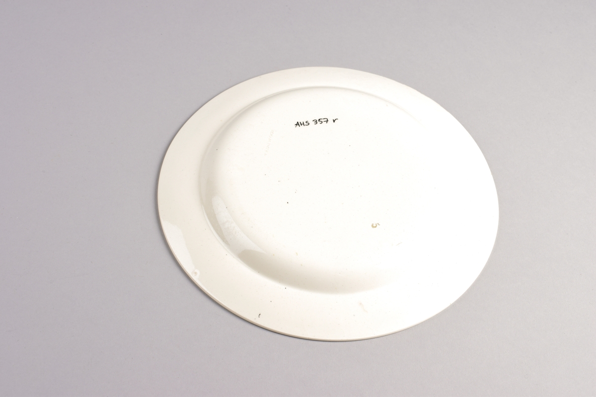 Stilisert borddekor i to grønnfarger langs kanten.