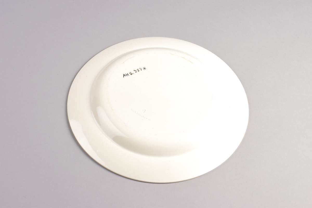 Stilisert borddekor i to grønnfarger langs kanten.