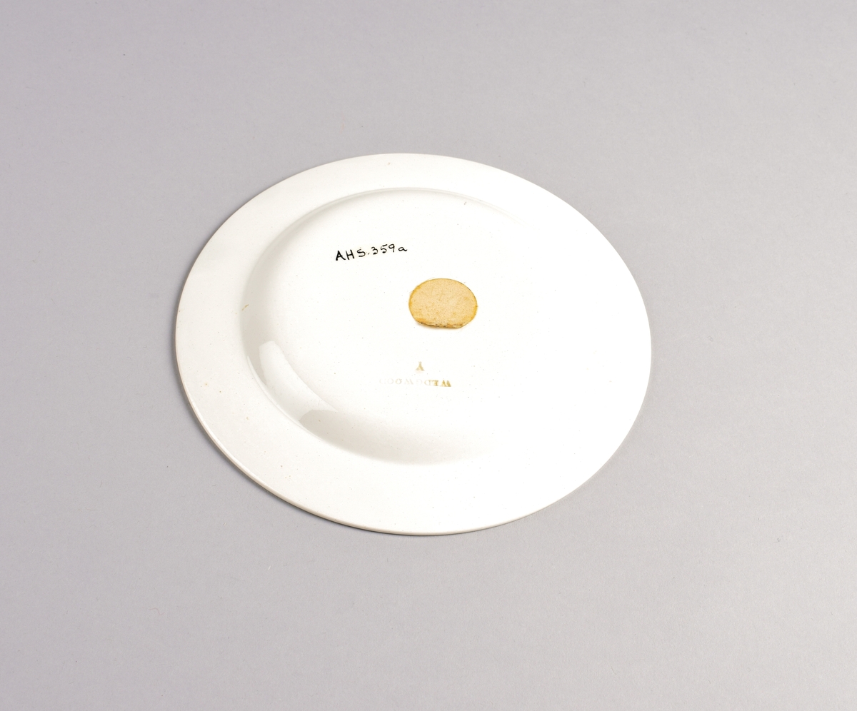 Stilisert borddekor i to grønnfarger langs kanten.