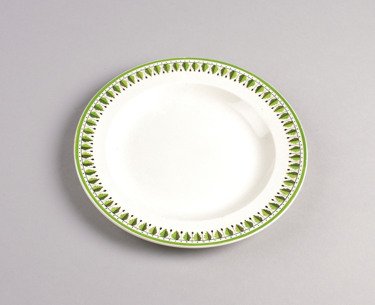 Stilisert borddekor i to grønnfarger langs kanten.