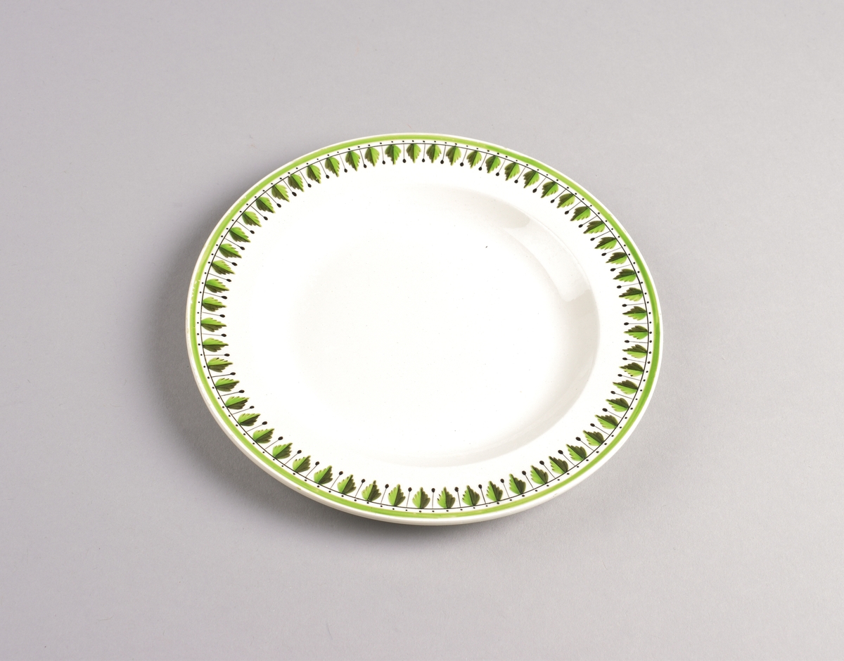 Stilisert borddekor i to grønnfarger langs kanten.