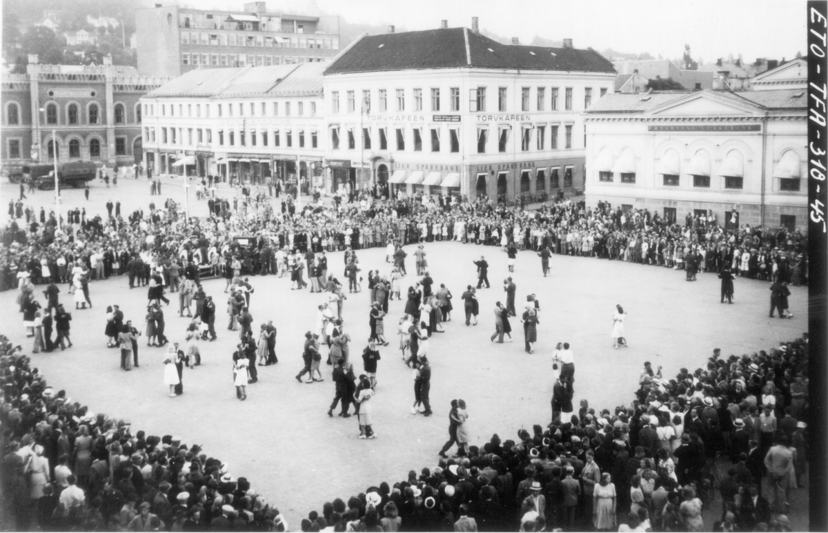 Drammen. Dans på Bragenes Torg. Andre verdenskrig.