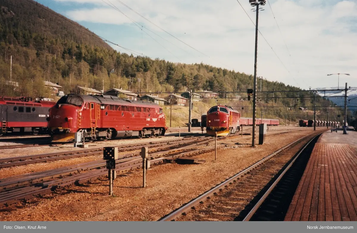 Dombås stasjon. Fra venstre elektrisk lokomotiv El 16 2204 og diesellokomotivene Di 3 621 og 631