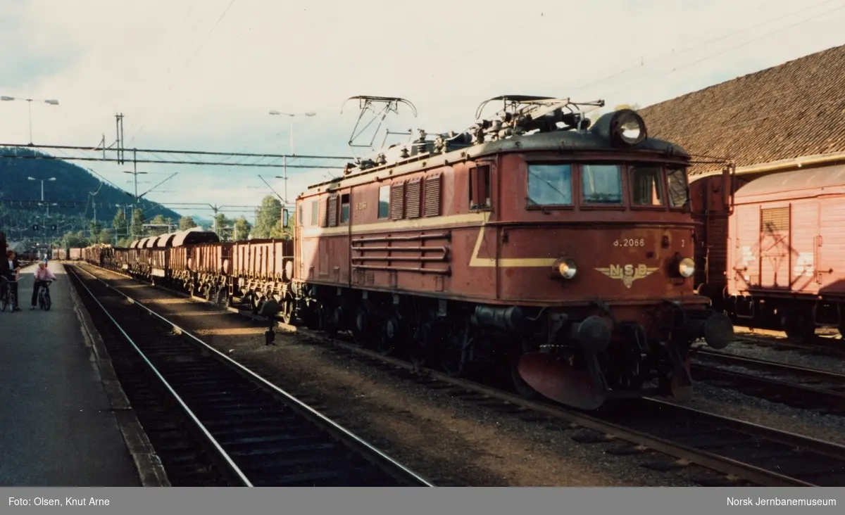 Elektrisk lokomotiv El 8 2066 med pukktog fra Neslandsvatn på Kongsberg stasjon