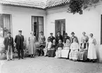 Pensionärerna vid Adelswärdska ålderdomshemmet i Åtvidaberg samlade för fotografering sommaren 1925. Vid tiden för bilden var Augusta Maria Berggren föreståndare för hemmet och sannolikt är det henne vi ser till höger i bild.