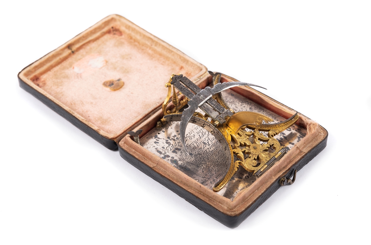 Solur av silver och förgylld mässing. Soluret har en kvadratisk basplatta med graverade texten: "Elevatio Poli" och latitud för ett flertal orter. Tidsavläsningen är ställbar för latitud och datum. På undersidan finns ett ställbart kalendarium. Soluret är signerat "Johann Martin in Augsburg" det ligger i ett skinnklätt etui som är fodrat med ljusrött siden.

Johann Martin var verksam som urmakaremästare i Augsburg under åren 1675-1700.