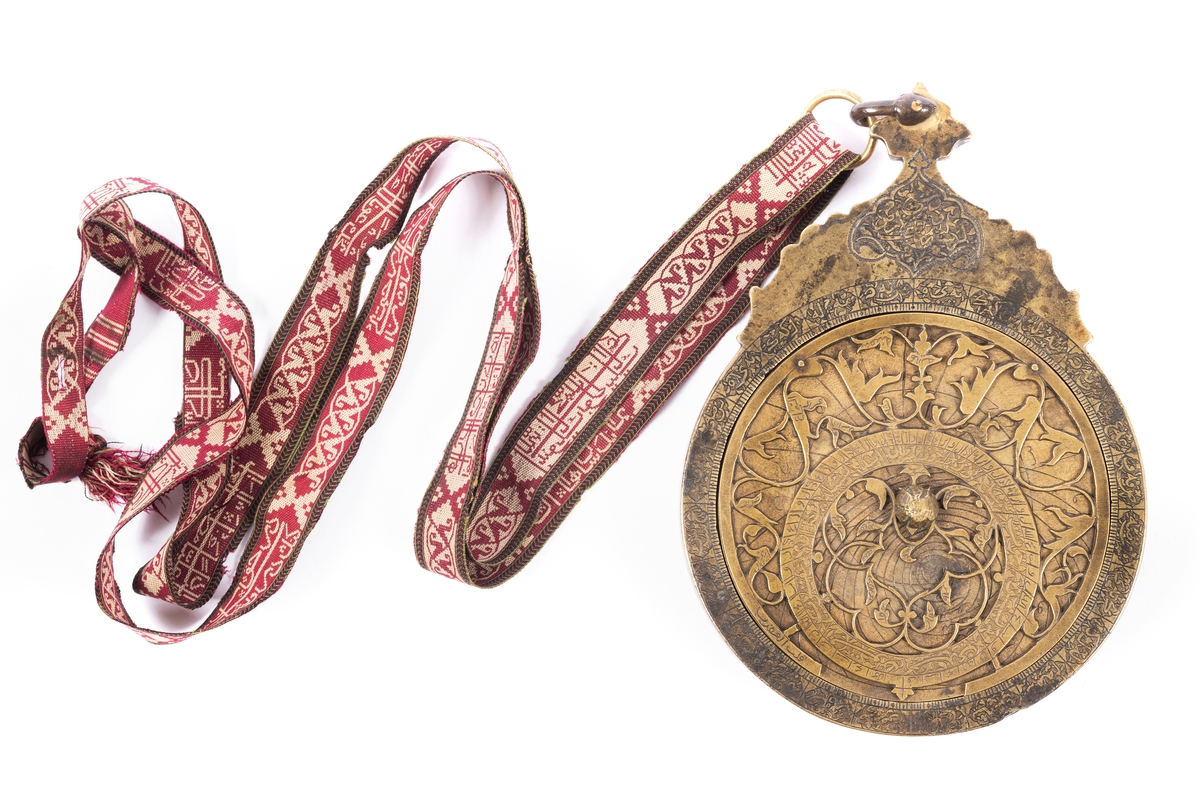 Astrolabium daterat till 1773. Ejkomplett då det saknar Alhidad (visaren).
Bandets längd 1400 mm, bredd 19 mm. Bandet daterat till 11 nov 1817 - 31 okt 1818.