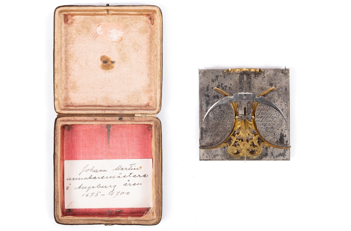 Solur av silver och förgylld mässing. Soluret har en kvadratisk basplatta med graverade texten: "Elevatio Poli" och latitud för ett flertal orter. Tidsavläsningen är ställbar för latitud och datum. På undersidan finns ett ställbart kalendarium. Soluret är signerat "Johann Martin in Augsburg" det ligger i ett skinnklätt etui som är fodrat med ljusrött siden.

Johann Martin var verksam som urmakaremästare i Augsburg under åren 1675-1700.