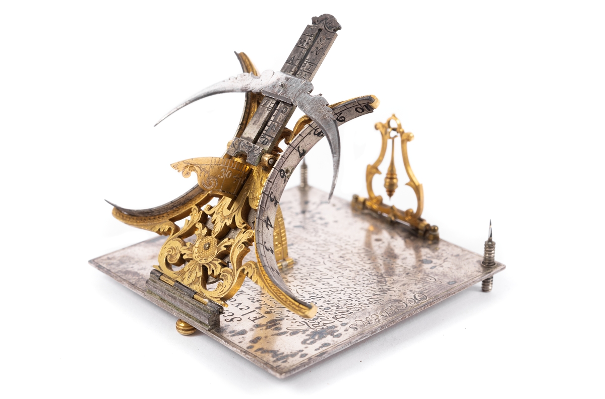 Solur av silver och förgylld mässing. Soluret har en kvadratisk basplatta med graverade texten: "Elevatio Poli" och latitud för ett flertal orter. Tidsavläsningen är ställbar för latitud och datum. På undersidan finns ett ställbart kalendarium. Soluret är signerat "Johann Martin in Augsburg" det ligger i ett skinnklätt etui som är fodrat med ljusrött siden.

Johann Martin var verksam som urmakaremästare i Augsburg under åren 1675-1700.