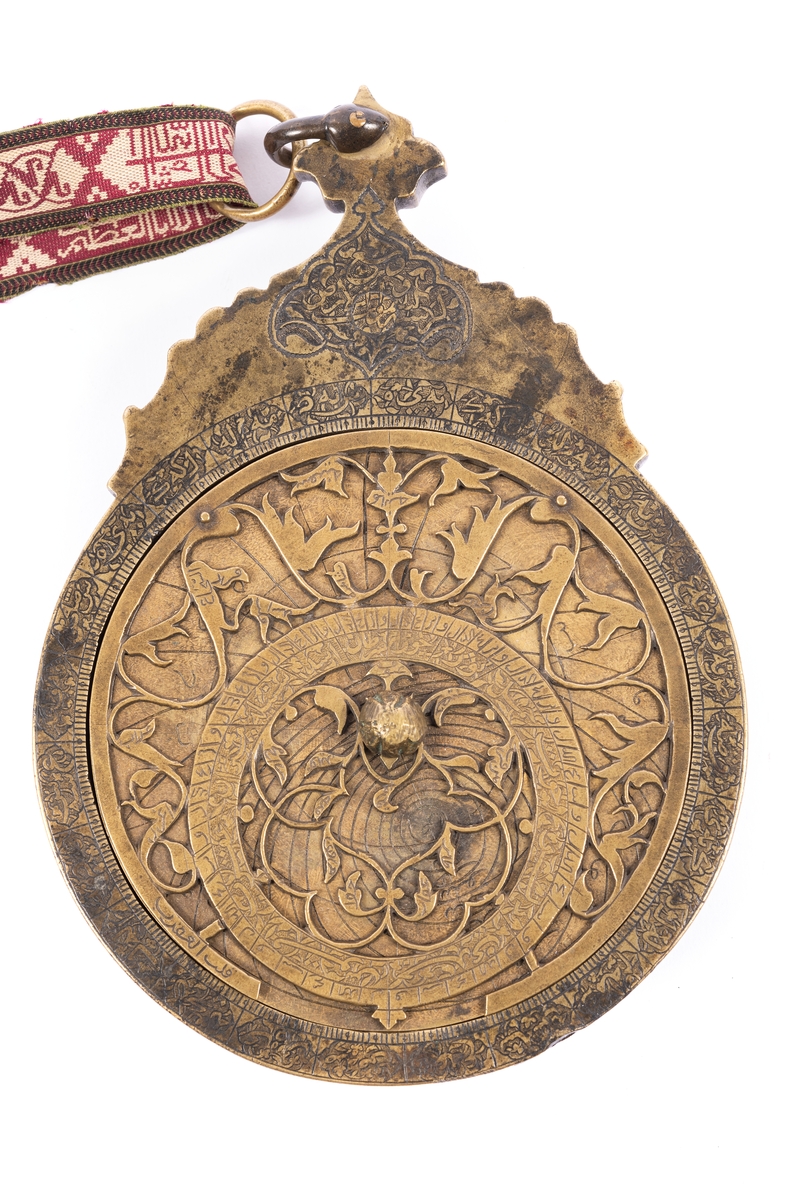 Astrolabium daterat till 1773. Ejkomplett då det saknar Alhidad (visaren).
Bandets längd 1400 mm, bredd 19 mm. Bandet daterat till 11 nov 1817 - 31 okt 1818.