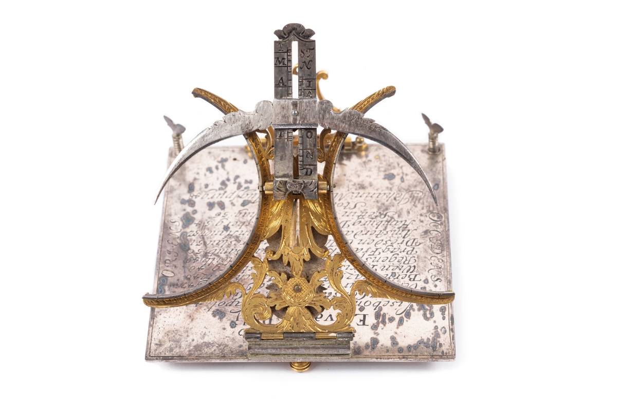 Solur av silver och förgylld mässing. Soluret har en kvadratisk basplatta med graverade texten: "Elevatio Poli" och latitud för ett flertal orter. Tidsavläsningen är ställbar för latitud och datum. På undersidan finns ett ställbart kalendarium. Soluret är signerat "Johann Martin in Augsburg" det ligger i ett skinnklätt etui som är fodrat med ljusrött siden.

Johann Martin var verksam som urmakaremästare i Augsburg under åren 1675-1700.