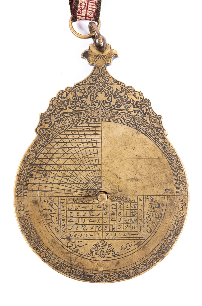 Astrolabium daterat till 1773. Ejkomplett då det saknar Alhidad (visaren).
Bandets längd 1400 mm, bredd 19 mm. Bandet daterat till 11 nov 1817 - 31 okt 1818.