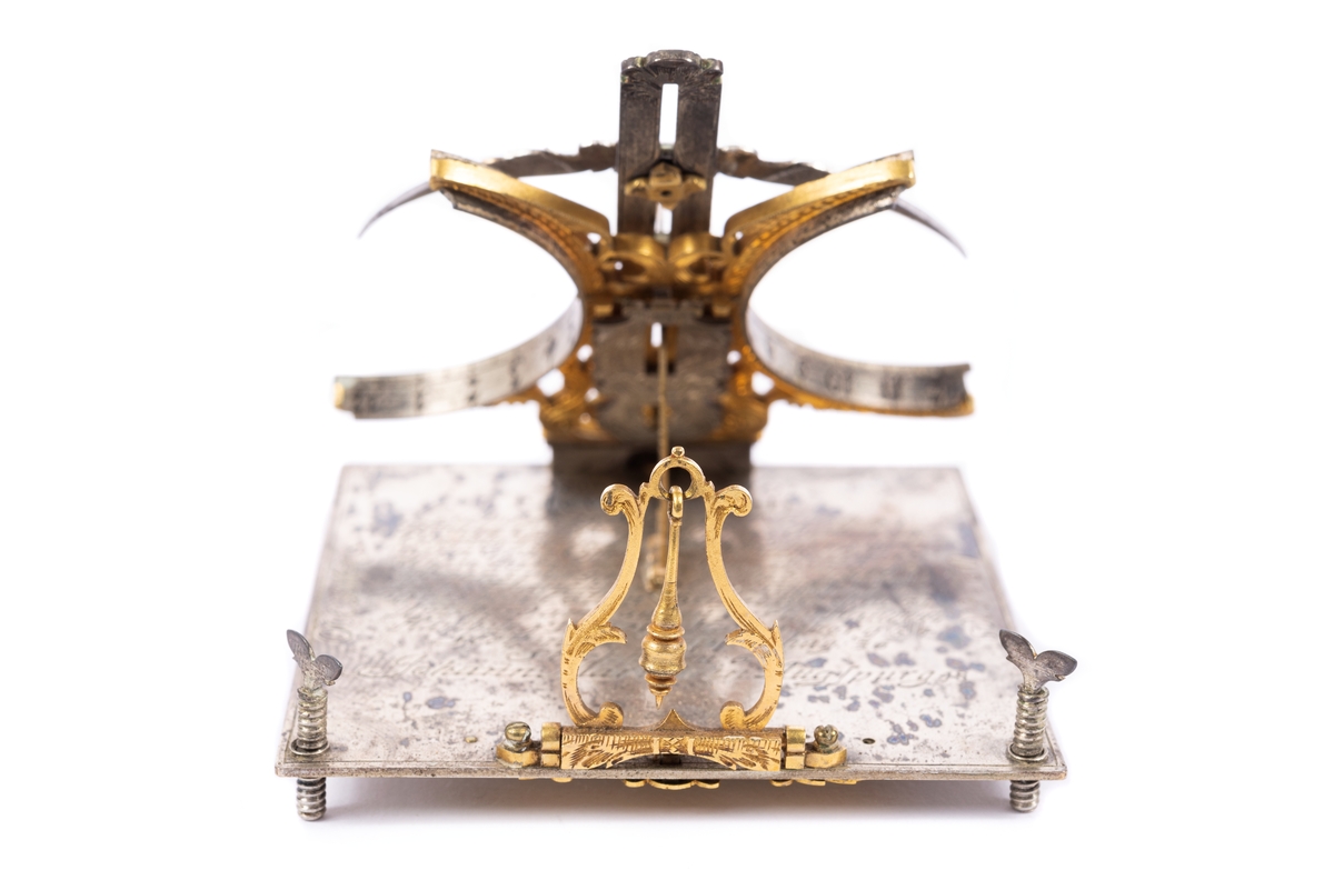 Solur av silver och förgylld mässing. Soluret har en kvadratisk basplatta med graverade texten: "Elevatio Poli" och latitud för ett flertal orter. Tidsavläsningen är ställbar för latitud och datum. På undersidan finns ett ställbart kalendarium. Soluret är signerat "Johann Martin in Augsburg" det ligger i ett skinnklätt etui som är fodrat med ljusrött siden.

Johann Martin var verksam som urmakaremästare i Augsburg under åren 1675-1700.