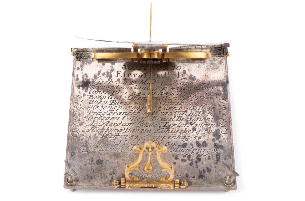 Solur av silver och förgylld mässing. Soluret har en kvadratisk basplatta med graverade texten: "Elevatio Poli" och latitud för ett flertal orter. Tidsavläsningen är ställbar för latitud och datum. På undersidan finns ett ställbart kalendarium. Soluret är signerat "Johann Martin in Augsburg" det ligger i ett skinnklätt etui som är fodrat med ljusrött siden.

Johann Martin var verksam som urmakaremästare i Augsburg under åren 1675-1700.