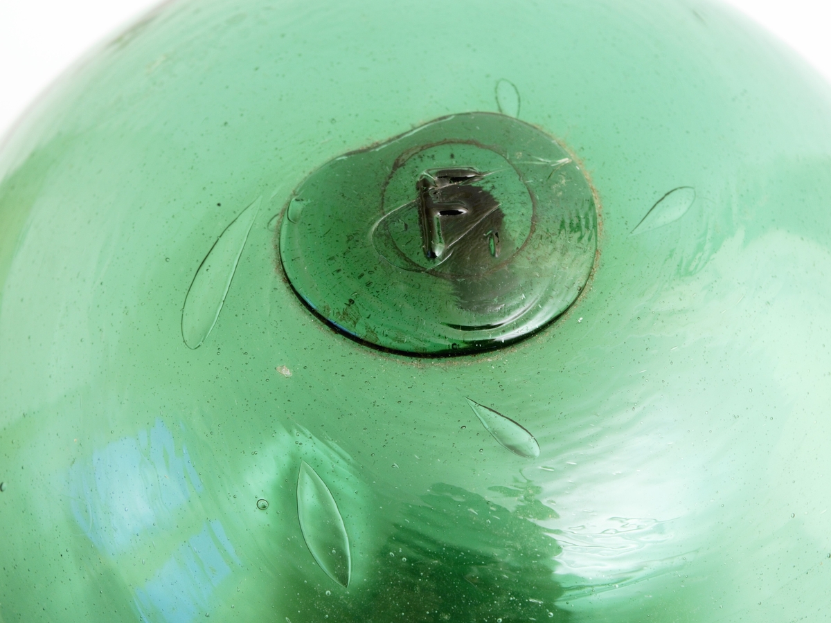 Rund kule av glass, brukes som flyteelement sammen med fiskegarn.
