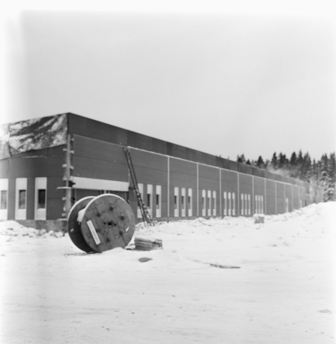SJ AB-bygget taklagt, Tierp, Uppland 1969