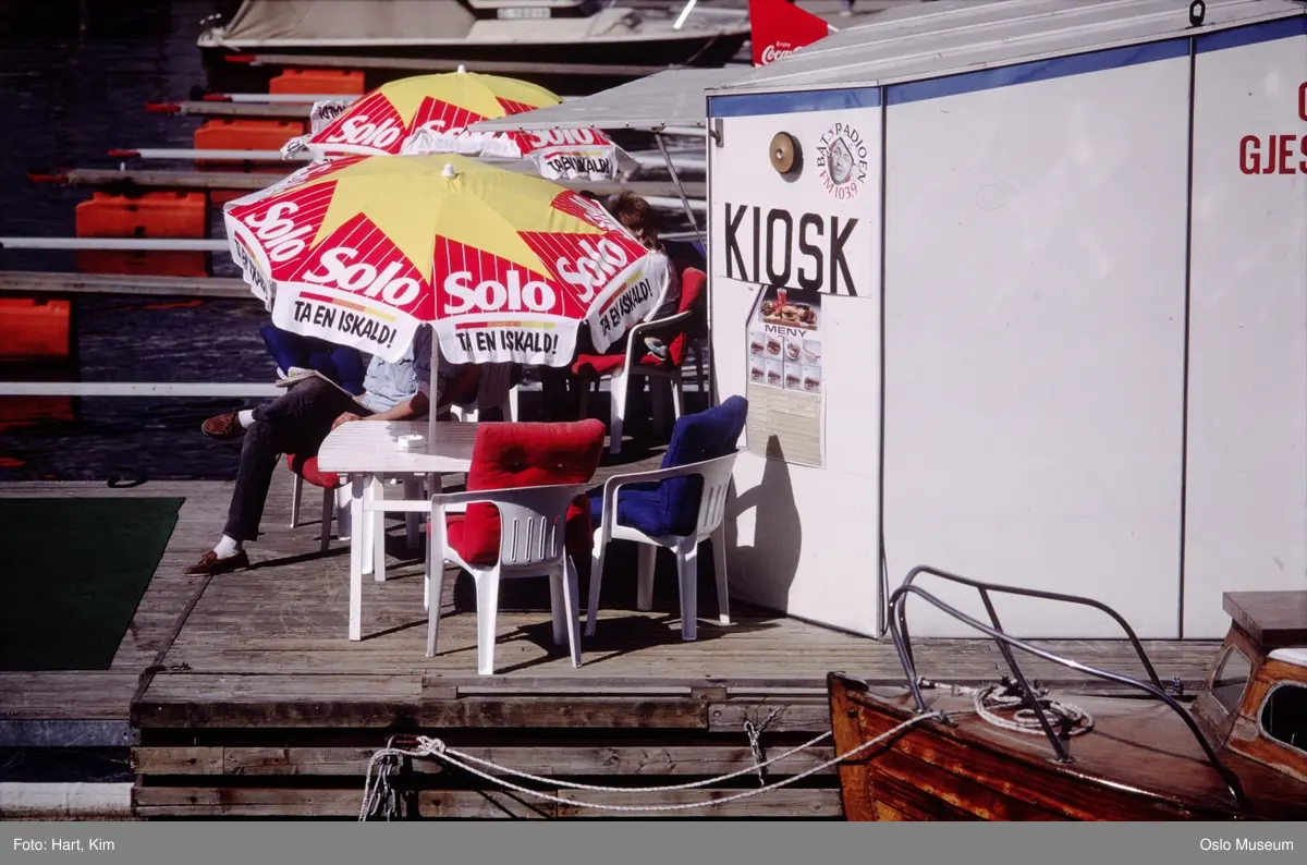 brygge, småbåthavn, marina, kiosk, bord, stoler, parasoll, Solo-raklame, mann, avis