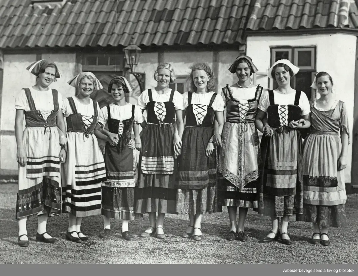"Bryllupspiger". Danmark. Ukjent lokalitet. August 1931. Arbeidermagasinet/Magasinet for Alle
